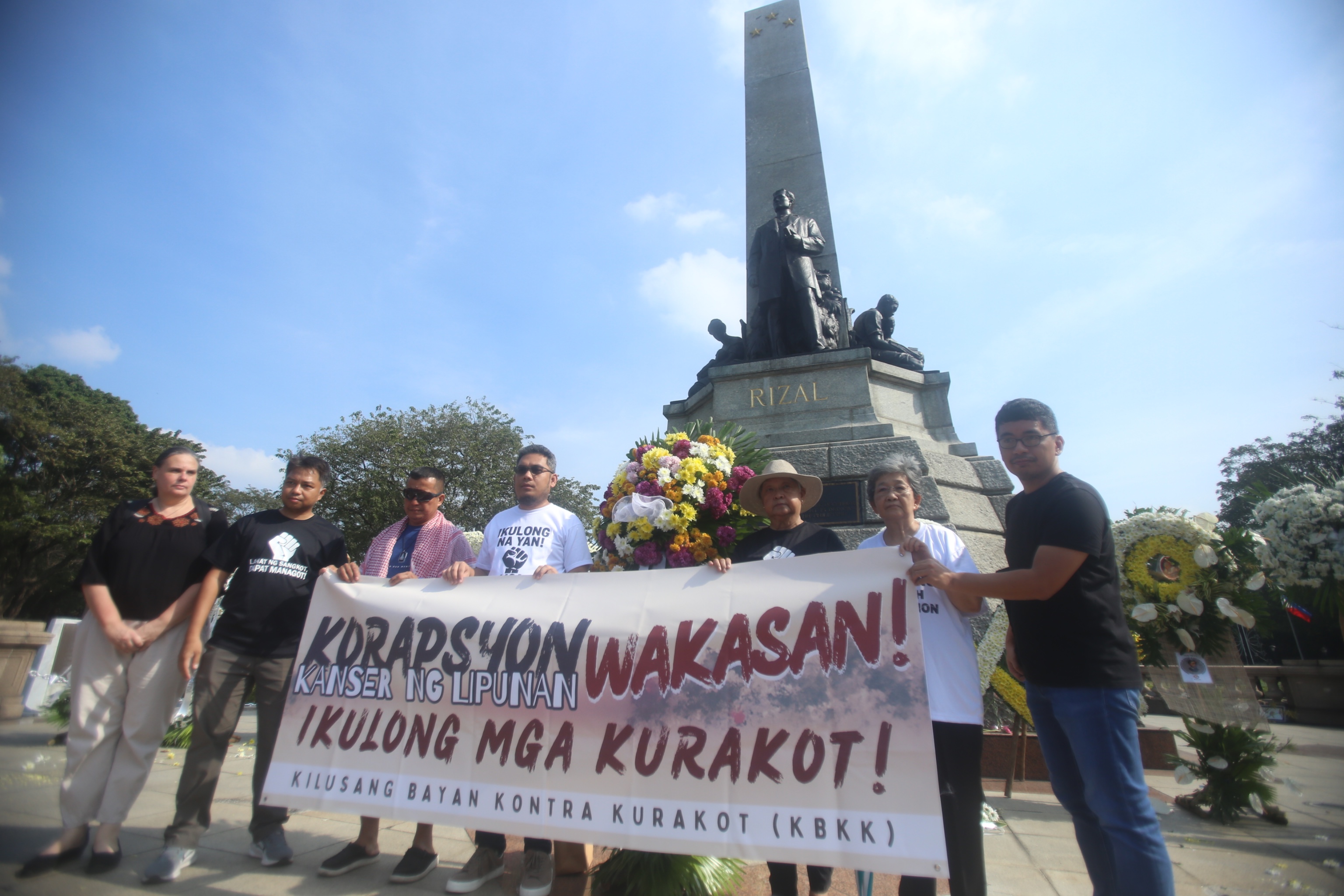 反對腐敗運動組織的成員12月30日黎剎日在一場反貪腐抗議活動中向民族英雄黎剎獻上了花圈。