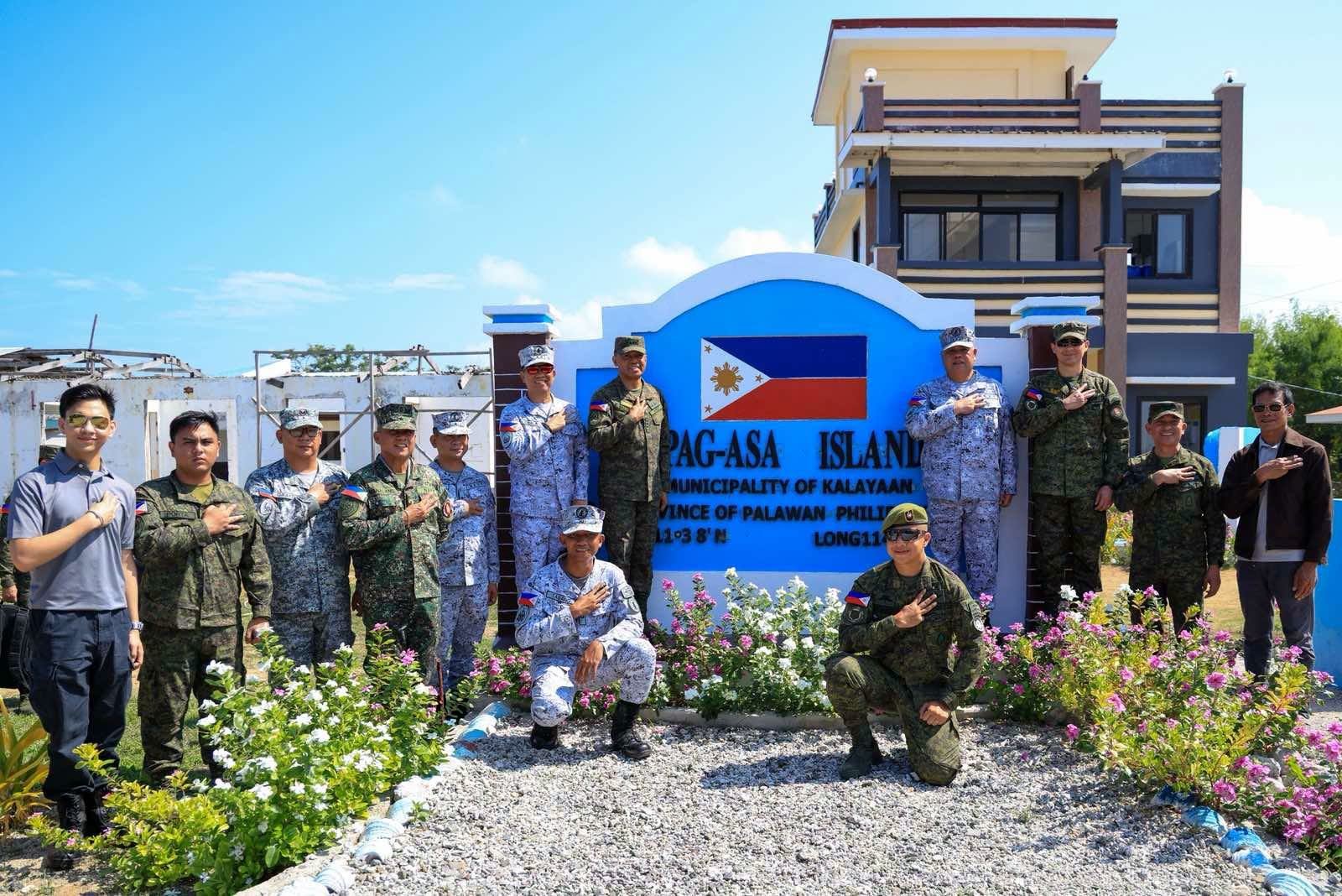 菲武裝部隊總參謀長小羅密歐·布勞納將軍於5月22日視察希望島(中業島)。