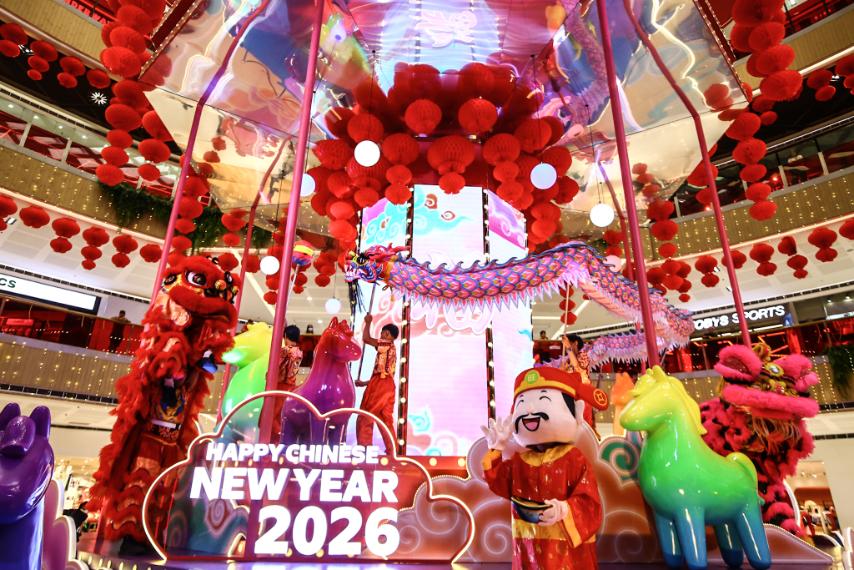 舞龍表演者於週二在計順市為商場顧客帶來娛樂表演。農曆新年(火馬年)將於2月17日開始。