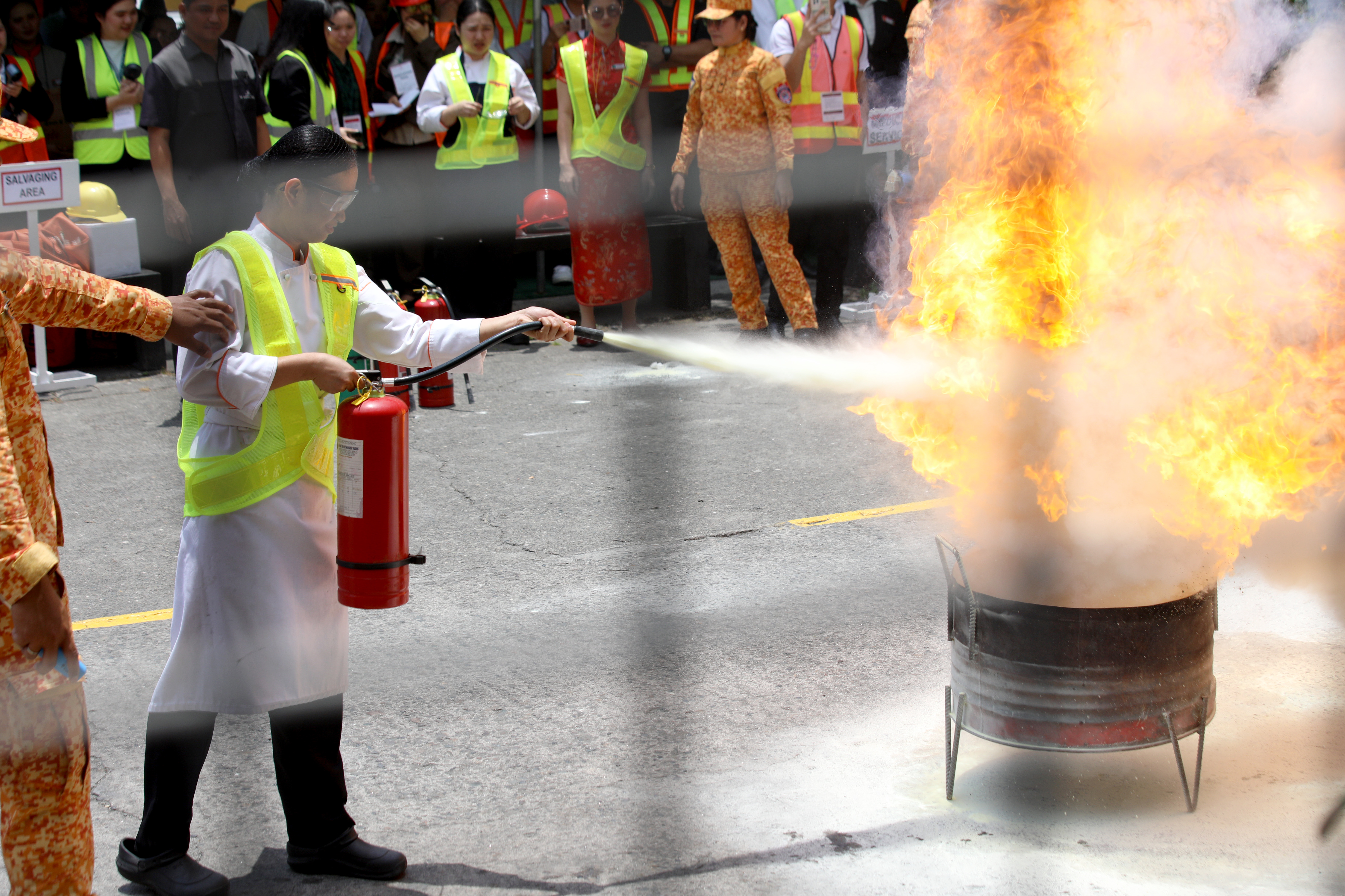 4月8日,在馬尼拉王子酒店,一名志願者試圖撲滅模擬火災。