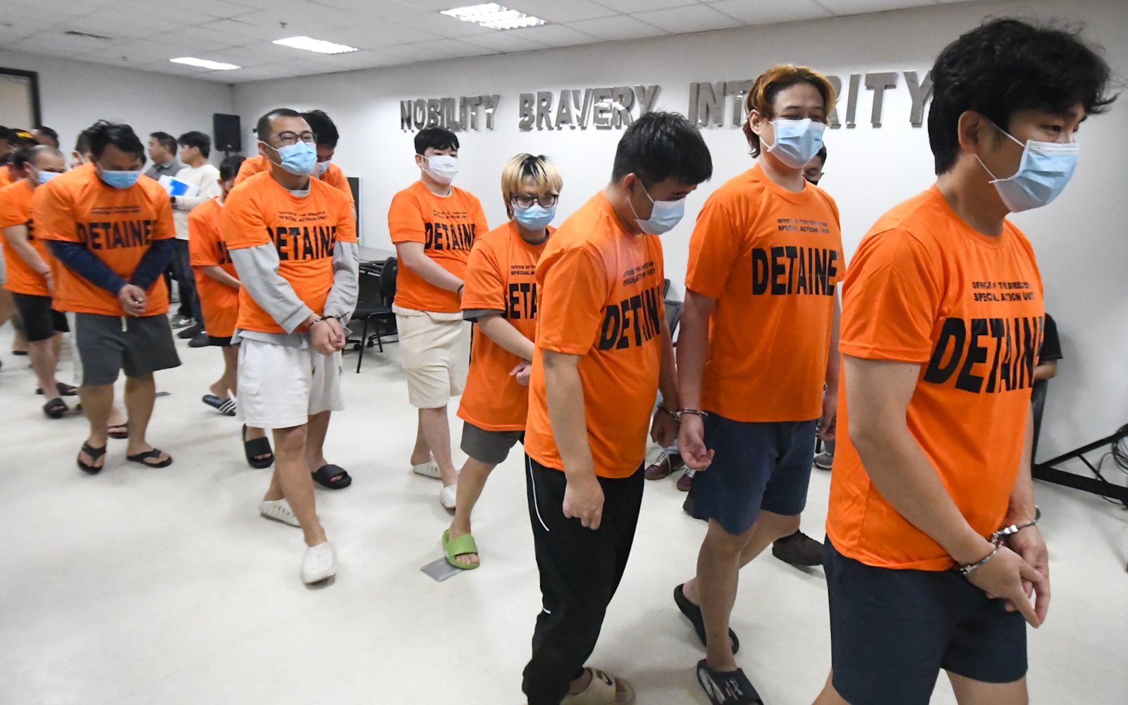 圖為涉嫌在馬加智市營運網絡博彩相關詐騙計畫而被捕的外籍人士。