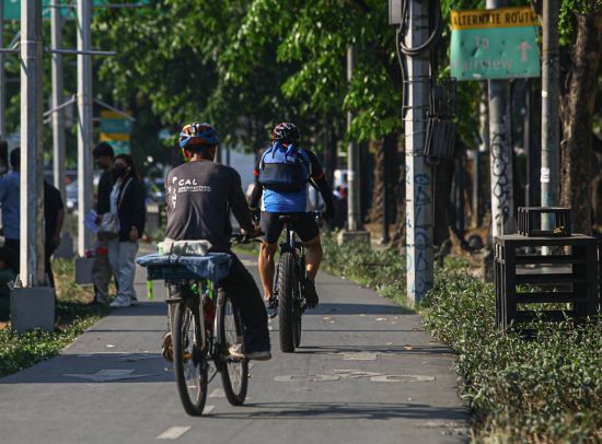 人們3月27日騎著自行車前往計順市上班或去任何他們想去的地方以節省能源,提倡環保。