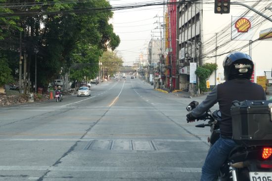 由於燃料成本高昂,包括集尼客車在內的公共車輛減少行駛,鬧市幾乎空無一車。