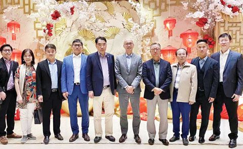 圖:右起副會長李德勝,副處長鄭震生,副會長高維澤,執行副會長顏長偉,處長羅建偉,前任會長陳章成,副會長莊曉宏,副會長丁偉都,秘書長吳奕勵,青商委員高友俊。