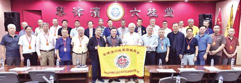　圖片說明：圖為洪名譽理事長于柏宗長親臨為本會赴描戈律慶賀團授旗；前排左起：工商主任洪肇隆、名譽理事長洪國強、名譽理事長洪建全、名譽理事長洪其仁、名譽理事長洪文雅、副理事長洪肇堅、理事長洪培力、名譽理事長洪于柏、名譽理事長洪維科、名譽理事長洪賜龍、名譽監事長洪超明、副監事長洪梅生、常務顧問洪祖江、稽查主任洪應成、大廈主任洪三等，後排左起：組織主任洪天恩、秘書長洪長益、總務主任洪世澤、外交主任洪維謀、仲裁主任洪祺仁、副監事長洪清池、獎懲主任翁濱漢、秘書長洪五一、副監事長翁進步、常務顧問洪文檀、常務顧問洪香井、新聞主任洪昆明、總務主任洪逸銘、審查主任龔少偉、調解主任洪長征。