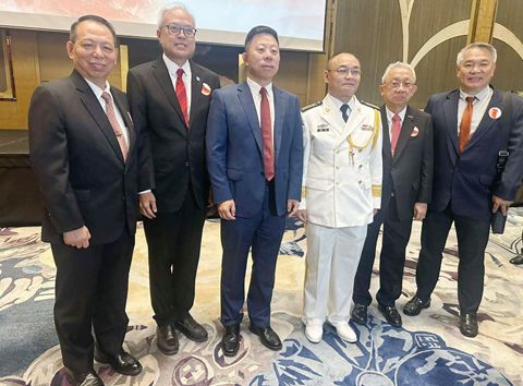 圖片說明:(左起)副理事長林天德,理事長曾國強,中國駐菲律濱大使井泉,使館國防武官楊雷大校,名譽理事長許長安,董事許福星於慶典現場合影留念。