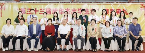 (圖片說明)2026年2月21日,“第33屆菲華傑出學生獎”頒獎禮在富都大旅社舉行。菲華傑出學生獎主辦和協辦單位領導、評審、佘明培先生紀念基金會董事長與獲獎學生合影留念。