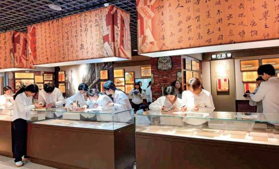 福建省檔案館藏有僑批檔案5萬餘件,近年推出僑批主題IP「僑批館」。(福建省檔案館供圖)