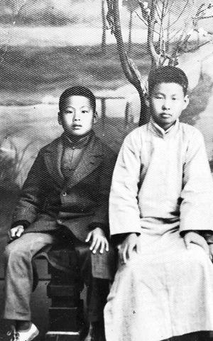 父親陳振佳與二伯父陳淵合影。