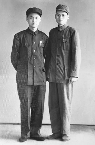 父親陳振佳與二伯父陳淵合影,1956年。
